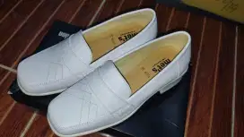 Sepatu Pantofel Putih Wanita