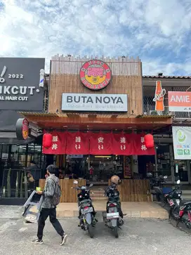 LOWONGAN WAITERS RESTORAN NON HALAL