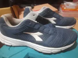 Sepatu diadora ukuran 40