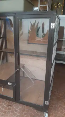 Kandang kucing kaca depan