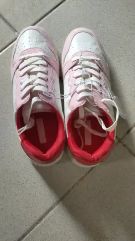 Sepatu kets hnm wanita
