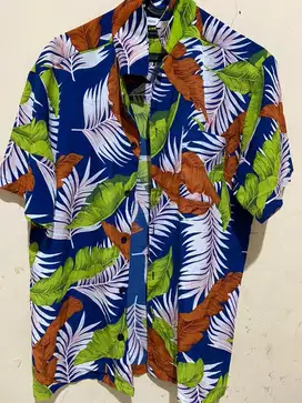 Kemeja pantai motif daun