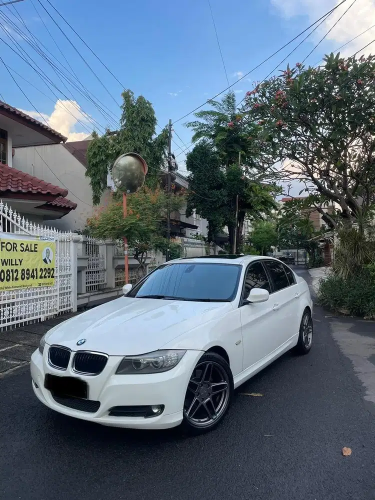 Bmw 325i E90 LCI 2011 White on Red low km
