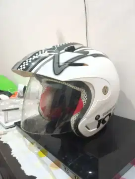 Helm KYT tipe Romeo size L warna putih sangat terawat