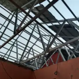 Renovasi atap kayu ganti baja ringan dan genteng metal pasir terpasang