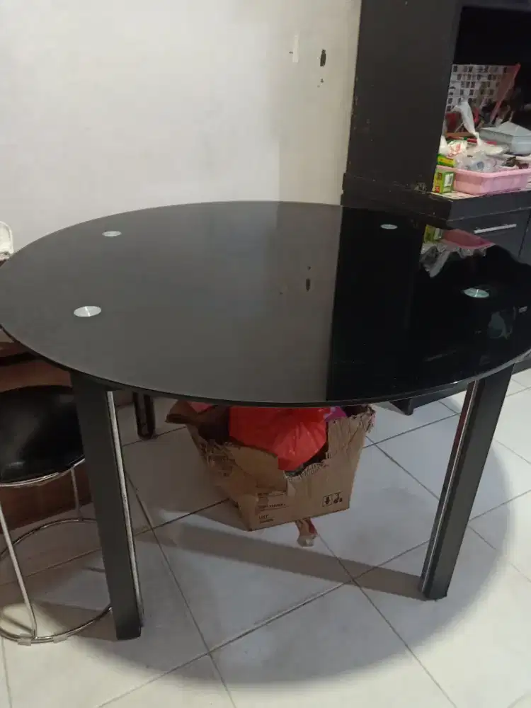 Meja makan kaca bulat
