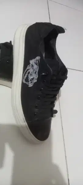 Sepatu Hitam pala singa