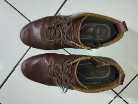 Sepatu kulit coklat