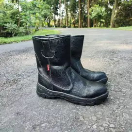 Safety Shoes Ujung Besi Slip-on Solobong kerja Proyek