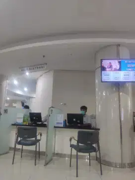 Pengasuh merawat bayi
