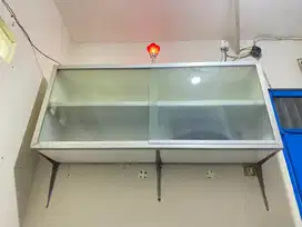 Lemari gantung kaca