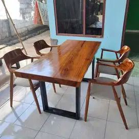 Set Meja Makan Trembesi Kaki nBesi Kombinasi Kursi Jati