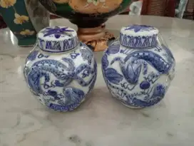 2 Guci Gambar Timbul