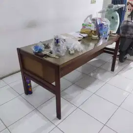 Meja kayu buat kantor