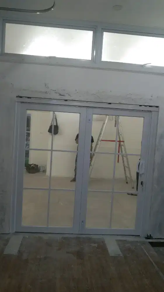 Pintu lipat aluminium kaca
