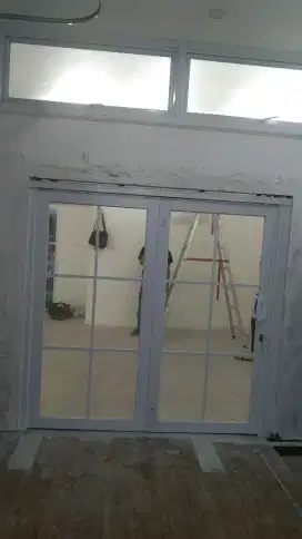 Pintu lipat aluminium kaca