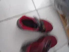 Sepatu anak untuk anak usia 4/5 tahun ada lampunya