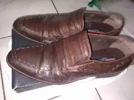 Sepatu pierre cardin bekas