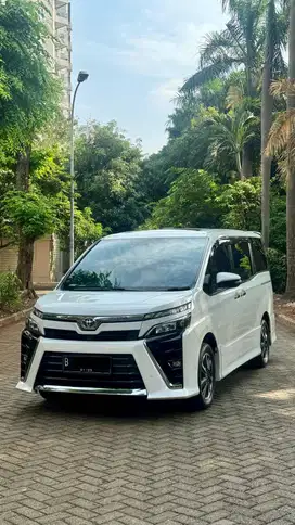 Toyota Voxy 2019 white putih Voxy 2020 black kelapa gading MPV Toyota