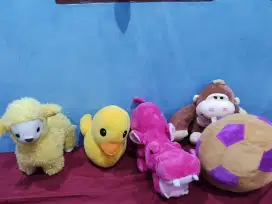 Boneka hewan dan bola