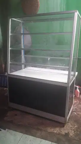 Etalase kaca kue