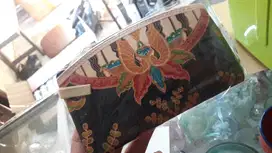 Souvenir dompet batik