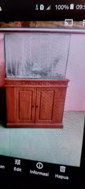 Aquarium dengan meja kayu