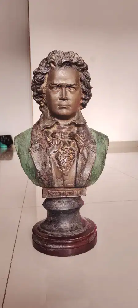Patung Bethoven Piano