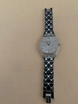 Jam tangan wanita merk Swatch