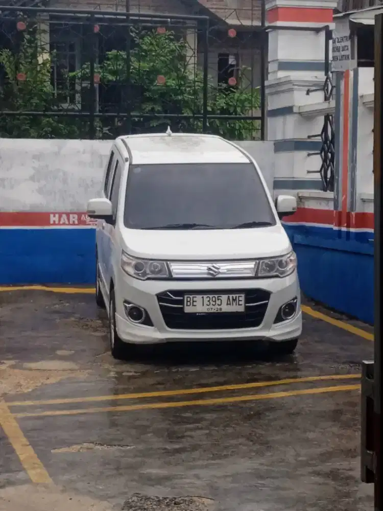 Mobil wagon putih