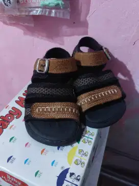 Sepatu sendal anak bekas