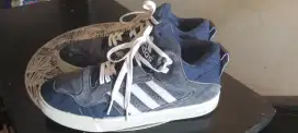 DI JUAL SEPATU ADIDAS