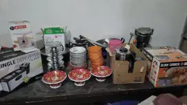 Mangkok, penggorengan listrik, timbangan, slow cooker, dll