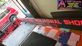 running text bergaransi warna merah