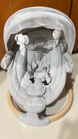 Sugar Baby Hug Me Automatic Baby Swing with Table