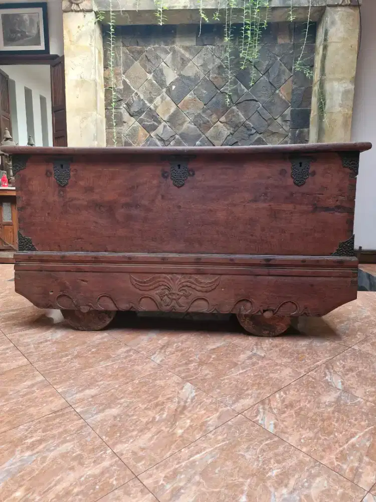 Peti antik jati tua 4 roda