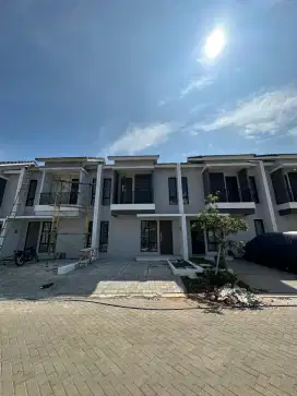 Di sewa Rumah baru grand Batavia Alamanda(Hadap Timur)