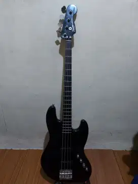 SQUIER DELUXE JAZZ BASS