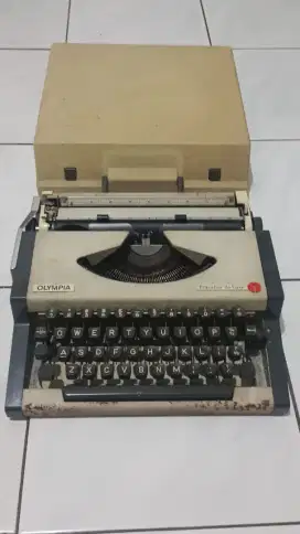 Mesin Tik Olympia Traveller de Luxe