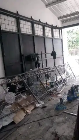 Tukang las keliling dan bangunan