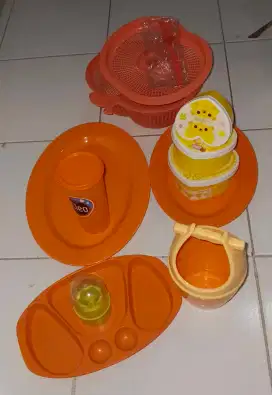 Set perlengkapan makan berbahan plastik/keramik
Warna oranye/ kuning