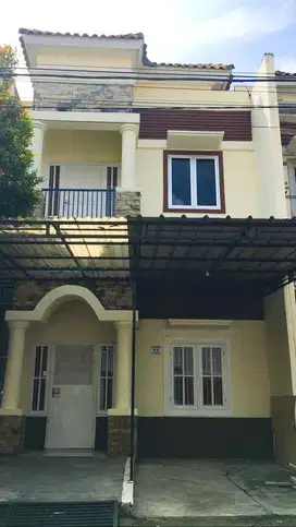 Disewakan atau dijual rumah townhouse
