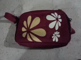 Tas koper yang berwarna merah