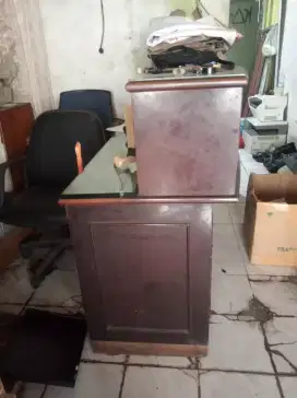 Meja resepsionis plus kaca tebal