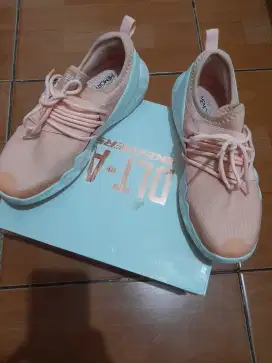 Sepatu Skechers DLT-A