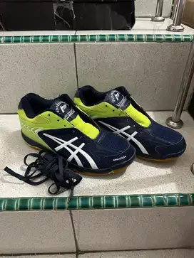 Sepatu Badminton Pria ukuran 38