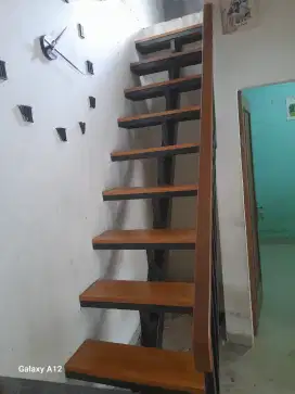 Tangga rebah alas kayu
