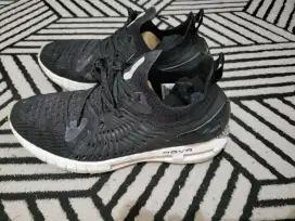 Sepatu Under Armour