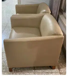 Kursi sofa warna cream