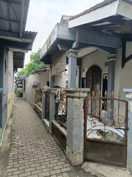 Jual rumah tinggal dengan kontrakan 4 pintu